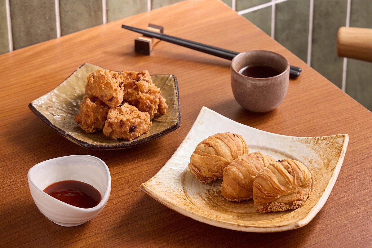 左為港式鹹蛋黃蘿蔔糕（NT$158）、右為嫦嫦蘿蔔絲酥餅（NT$228）