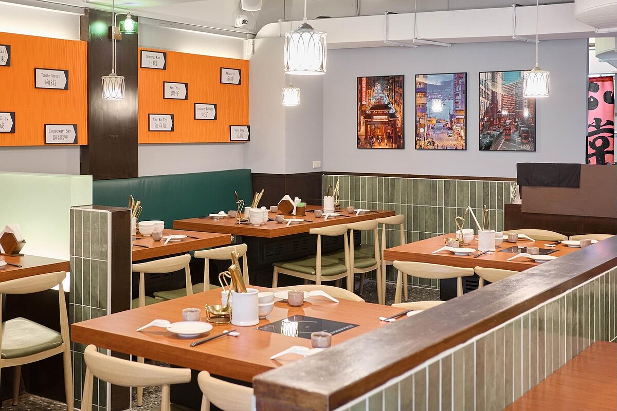 如嫦將港式大排檔、茶餐廳的靈魂搬進台北街頭，標誌性綠皮沙發、復古磁磚、閃爍霓虹燈招牌，皆復刻香港人的難忘記憶 。