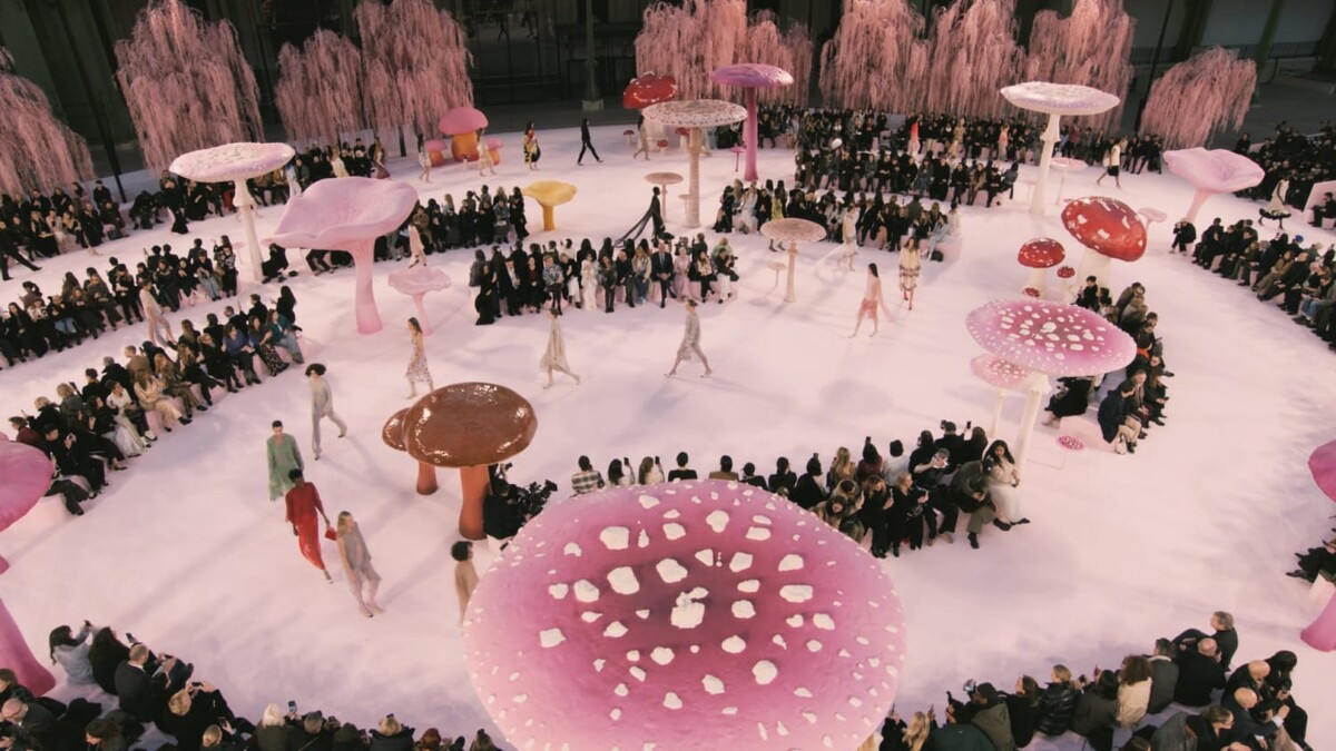 香奈兒最新高訂大秀場佈宛如掉進愛麗絲夢遊仙境一般,粉紅又夢幻。