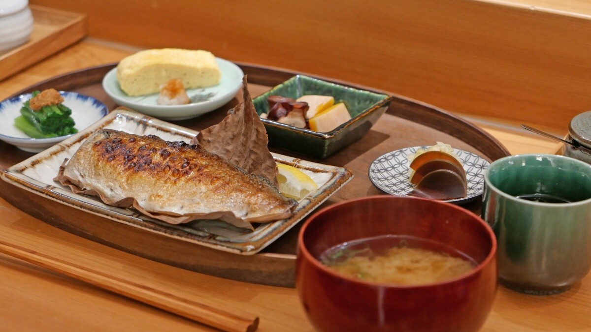 臺北早午餐新提案！「朝炭」承襲星級餐廳血統以職人炭火直烤、日本直送鮮魚，打造台灣首見日式烤魚定食專賣餐廳