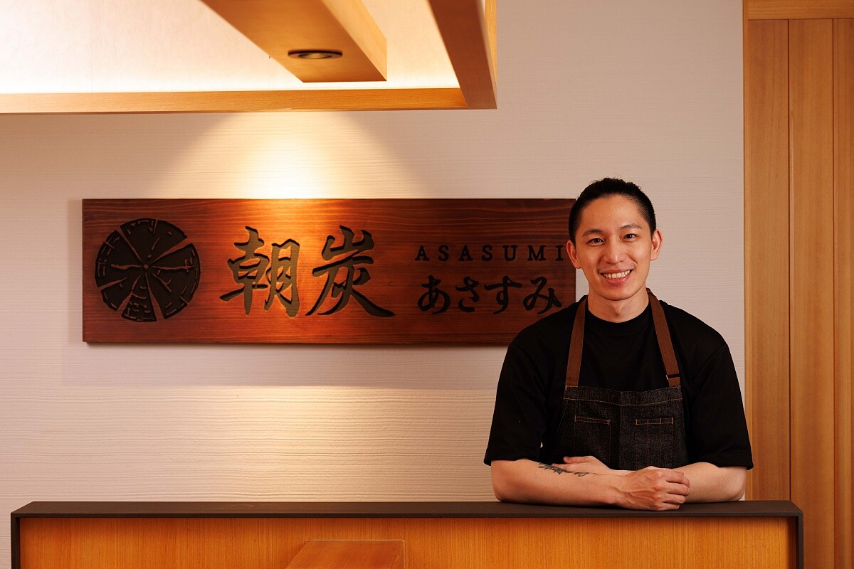 朝炭主廚余沁儒年僅 30 歲，經歷米其林二星「盈科」的紮實訓練，將職人精神注入日常烤魚料理。