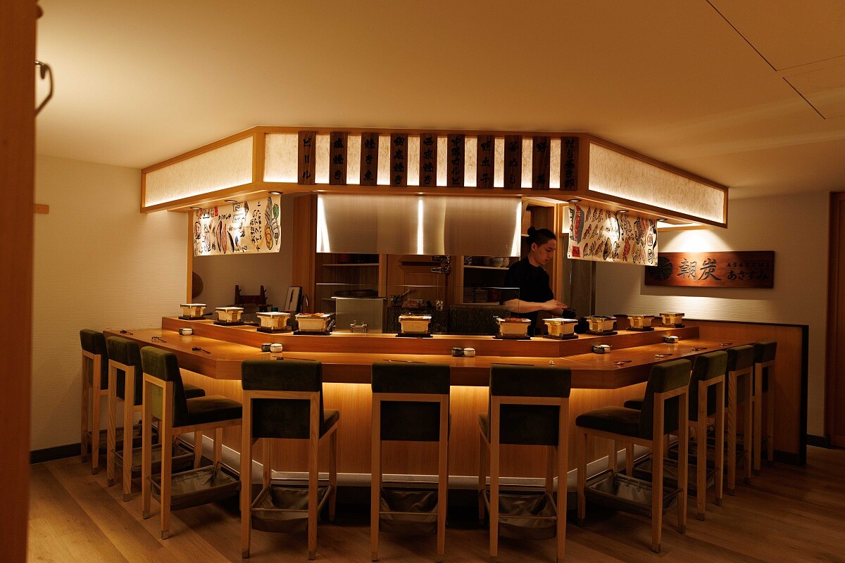 「朝炭」的空間沿用過去集團板前壽司餐廳的設計，僅有十席板前座位。