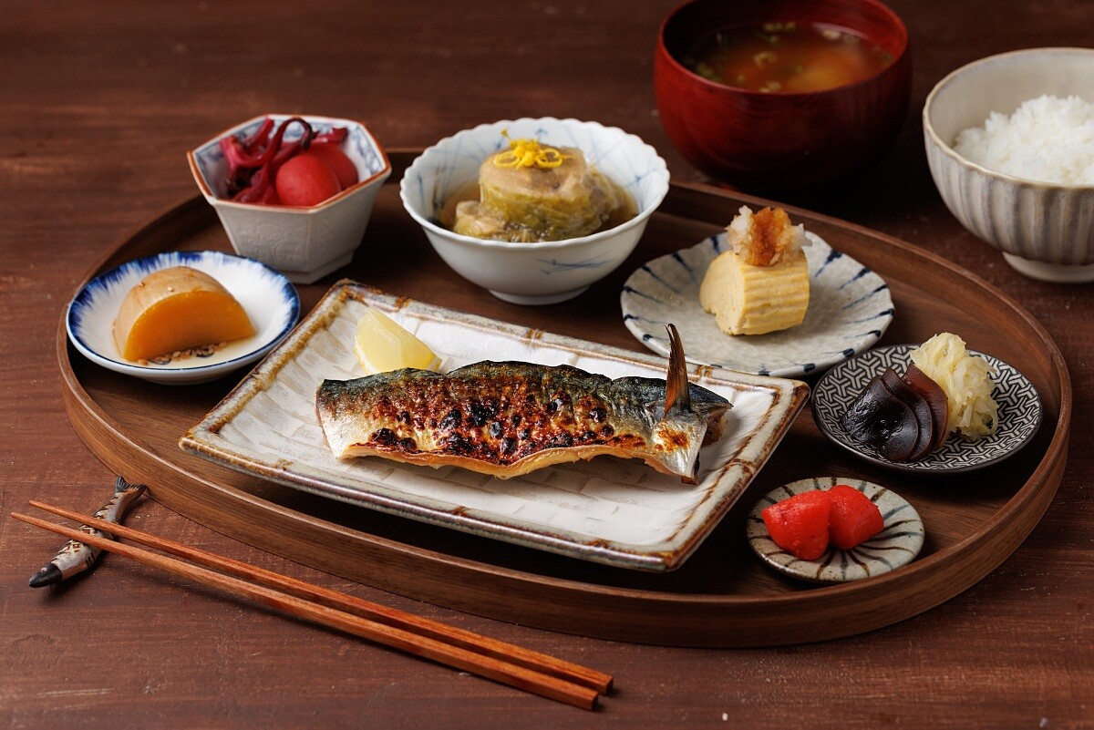 「青花魚」，因為油脂含量高，先製成一夜干，再以鹽烤方式呈現。