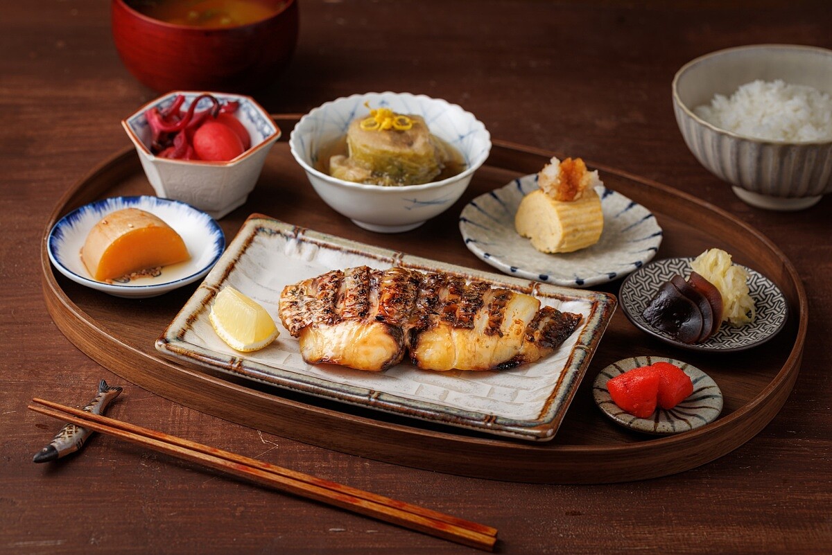 西京燒混合2種味噌賦予魚肉溫潤且帶有發酵醇香的深度風味。