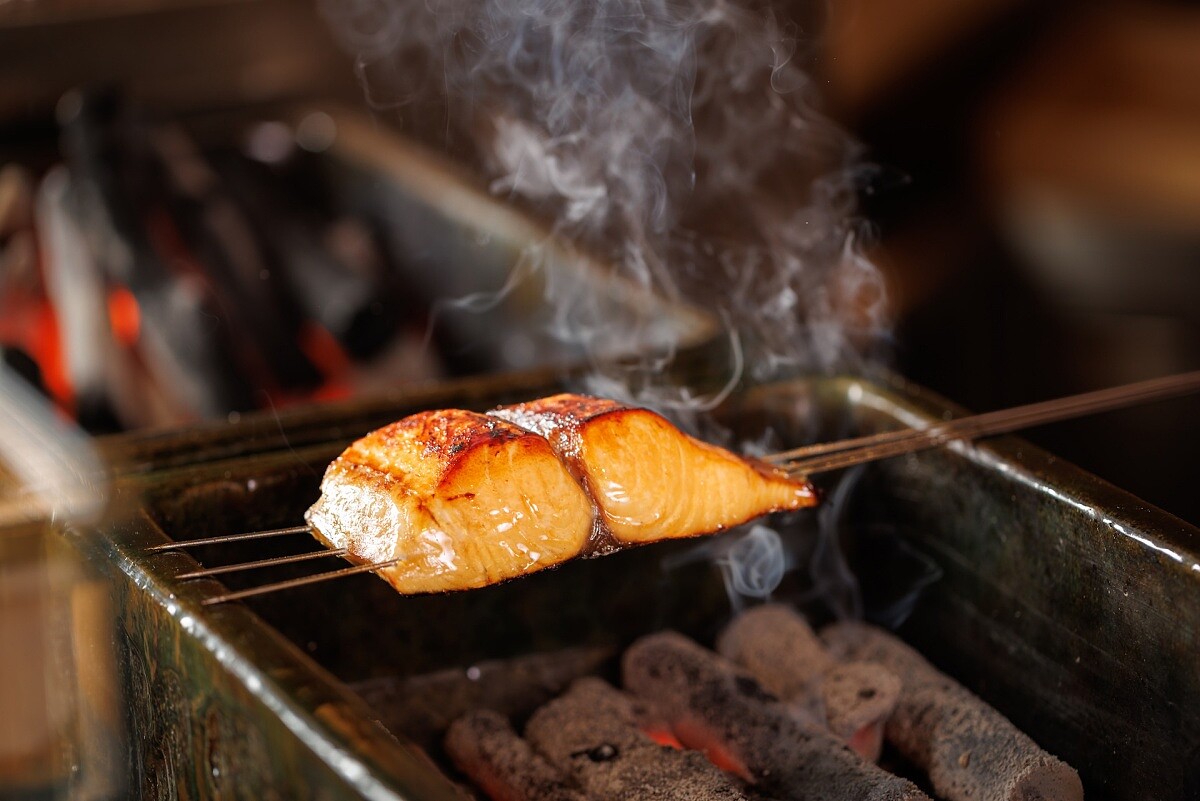 因豊漁集團自主貿易的優勢，朝炭每週2次從日本直送當季新鮮漁獲。