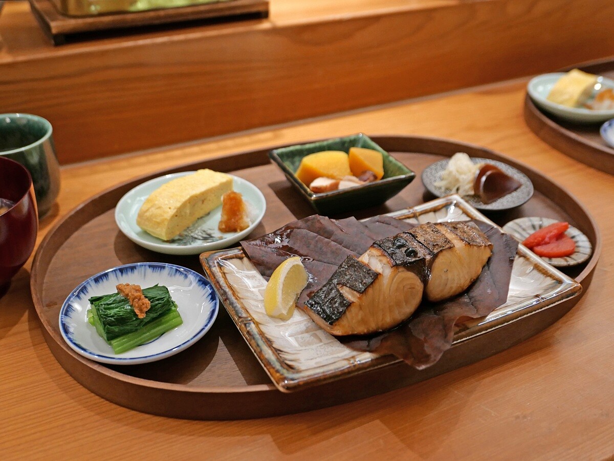 除了放置在「朴葉」上的烤魚、散發出迷人香氣的白飯外，還有多道豐富的配菜，其安排也有 Eden 的搭配哲學。