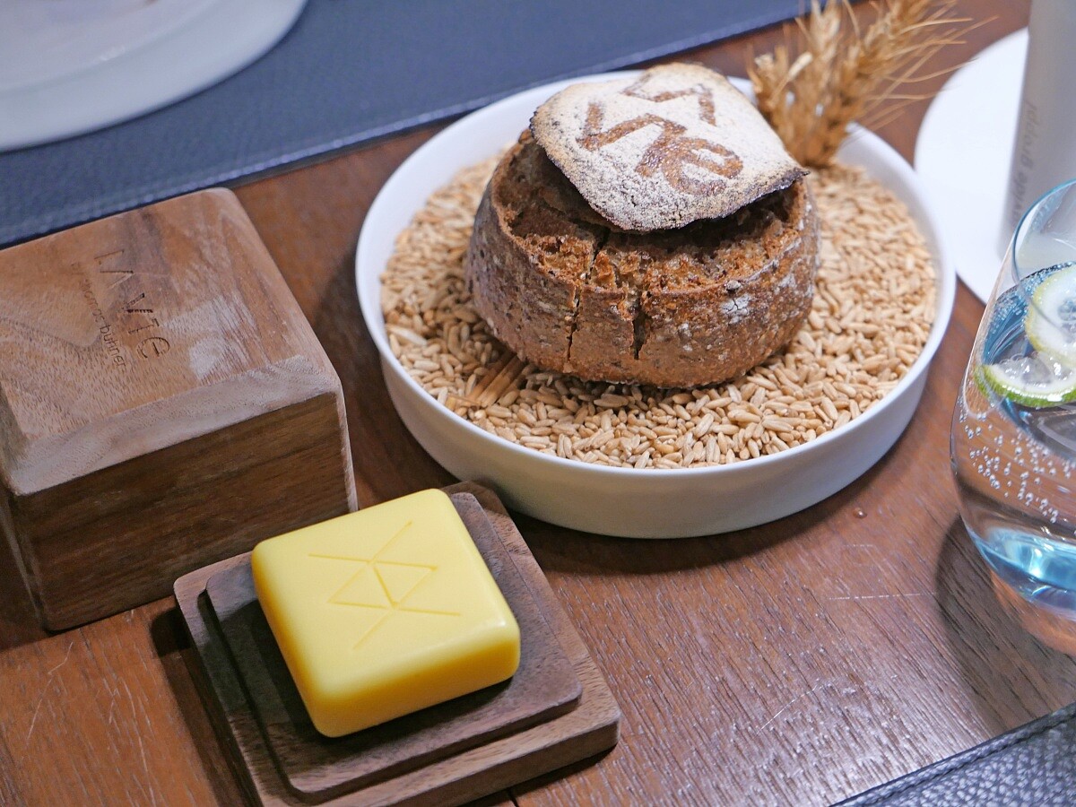 台灣原生種「油芒」經過焙炒，混入裸麥麵粉製作的招牌麵包。