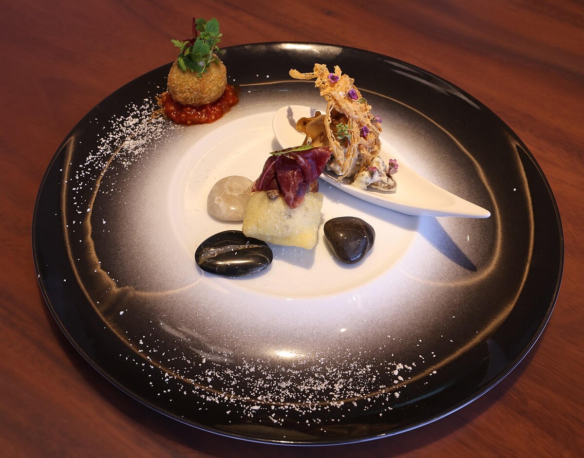 炙燒湯葉與八幡平香菇的白和風味：孕育在冬季海水中肉質厚實鮮甜的三陸鮑魚的美味封存在酥脆外皮的可樂餅中，再被稱為短角牛 Cecina的牛肉生火腿及擷取八幡平「樹冰」靈感，以香脆烤製湯葉重現如岩手冬日風景的湯葉樹冰箱組而成，可說是品嚐極立刻愛上的岩手風土三品。