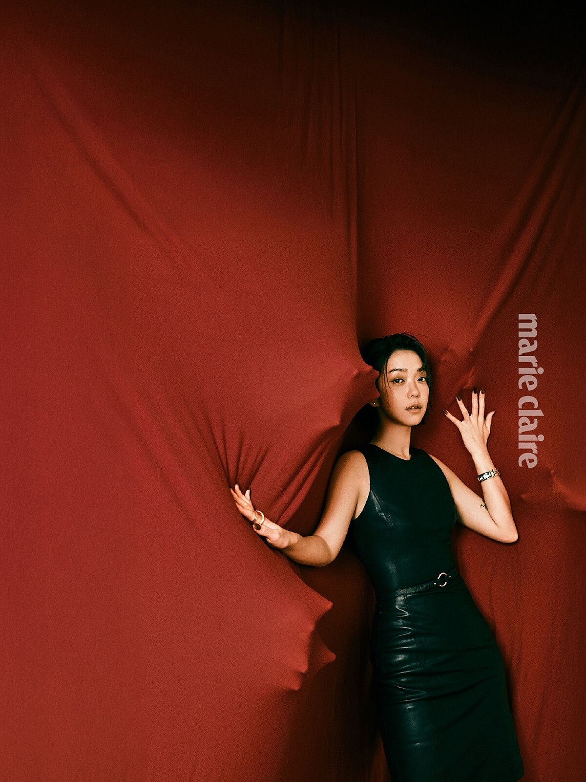 黑色綁帶露背羊皮洋裝、Clic Clac H〈Paris Qui Roule〉手環、Lucky 15 腰帶 ，All by Herm&egrave;s。