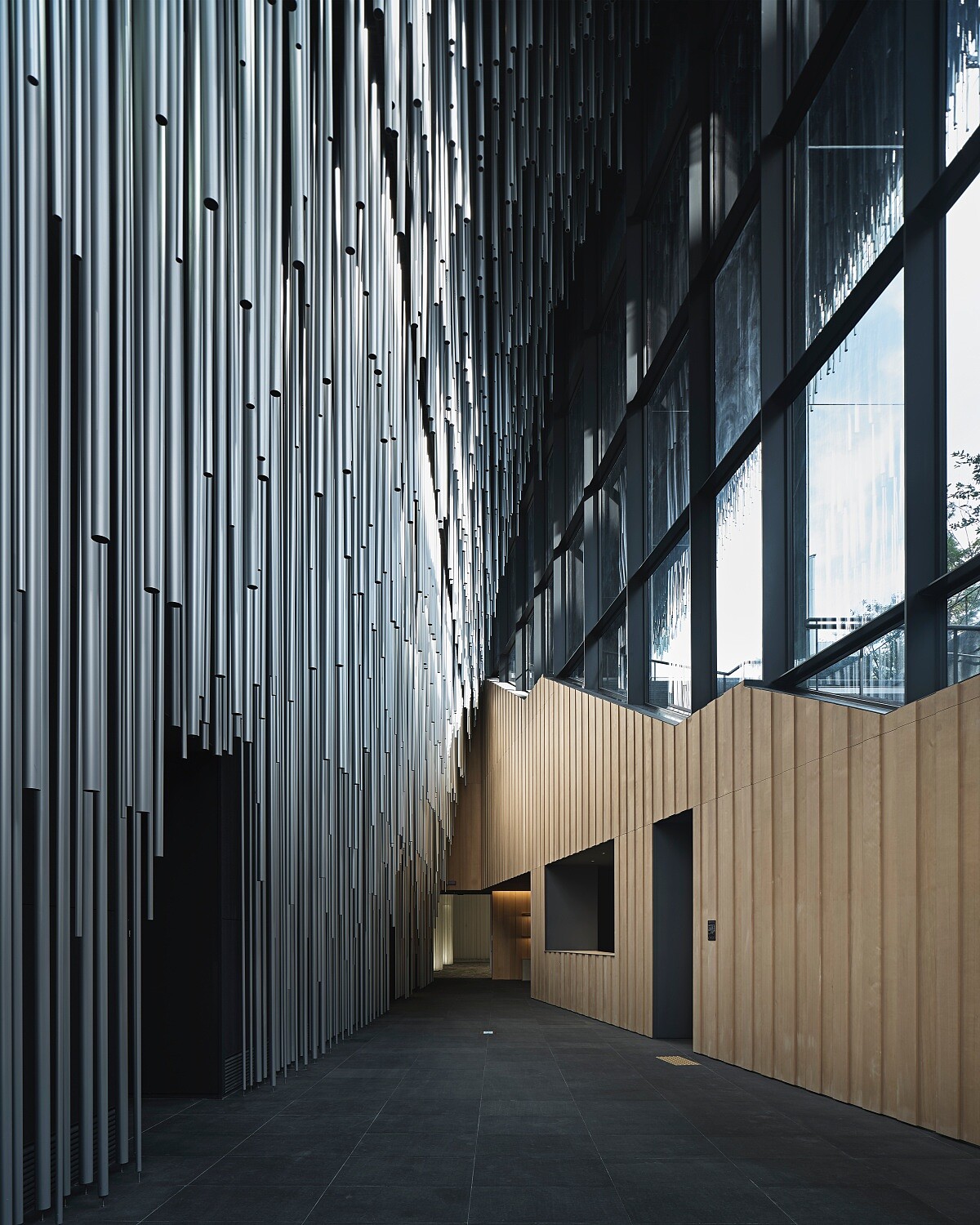 建築師以「Wood Drapes」手法，讓木條如同布簾般垂掛，讓聲音能柔和地擴散至空間。&copy; Audeum Audio Museum, All Rights Reserved. Photo by Namsun Lee