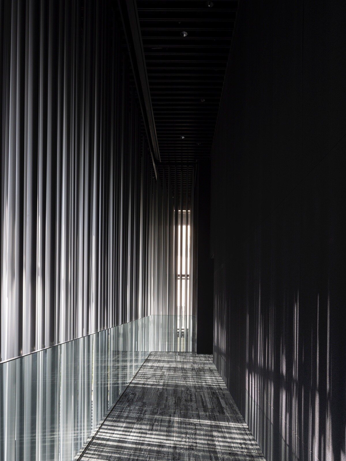 廊道因為金屬、光影散發出前衛的氣息。&copy; Audeum Audio Museum, All Rights Reserved. Photo by Yongbaek Lee