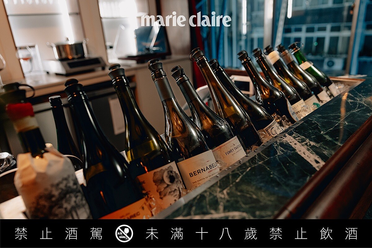 一入坐就會送上康普茶作為開場，接著拿起風味測試單，動動手玩點風味遊戲地圖，透過關鍵字找到你的命定自然酒，每天有十多款，不可能挑不到。「Tik & Sip」每天開的單杯酒，數量明顯多於一般葡萄酒吧。