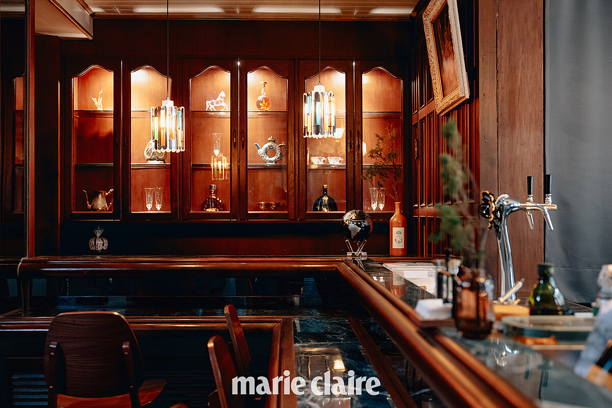 空間因應 Raymond 老家的模樣，請木工延伸成為同風格的吧檯。