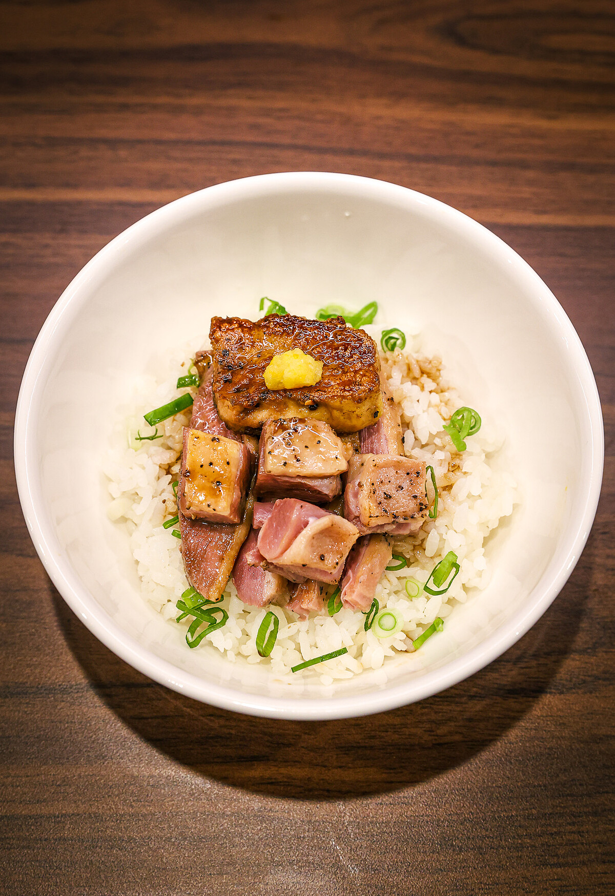 除了拉麵,「滿雞丼」是店內的夢幻逸品。每日極限量,需提早排隊才有機會品嚐到。