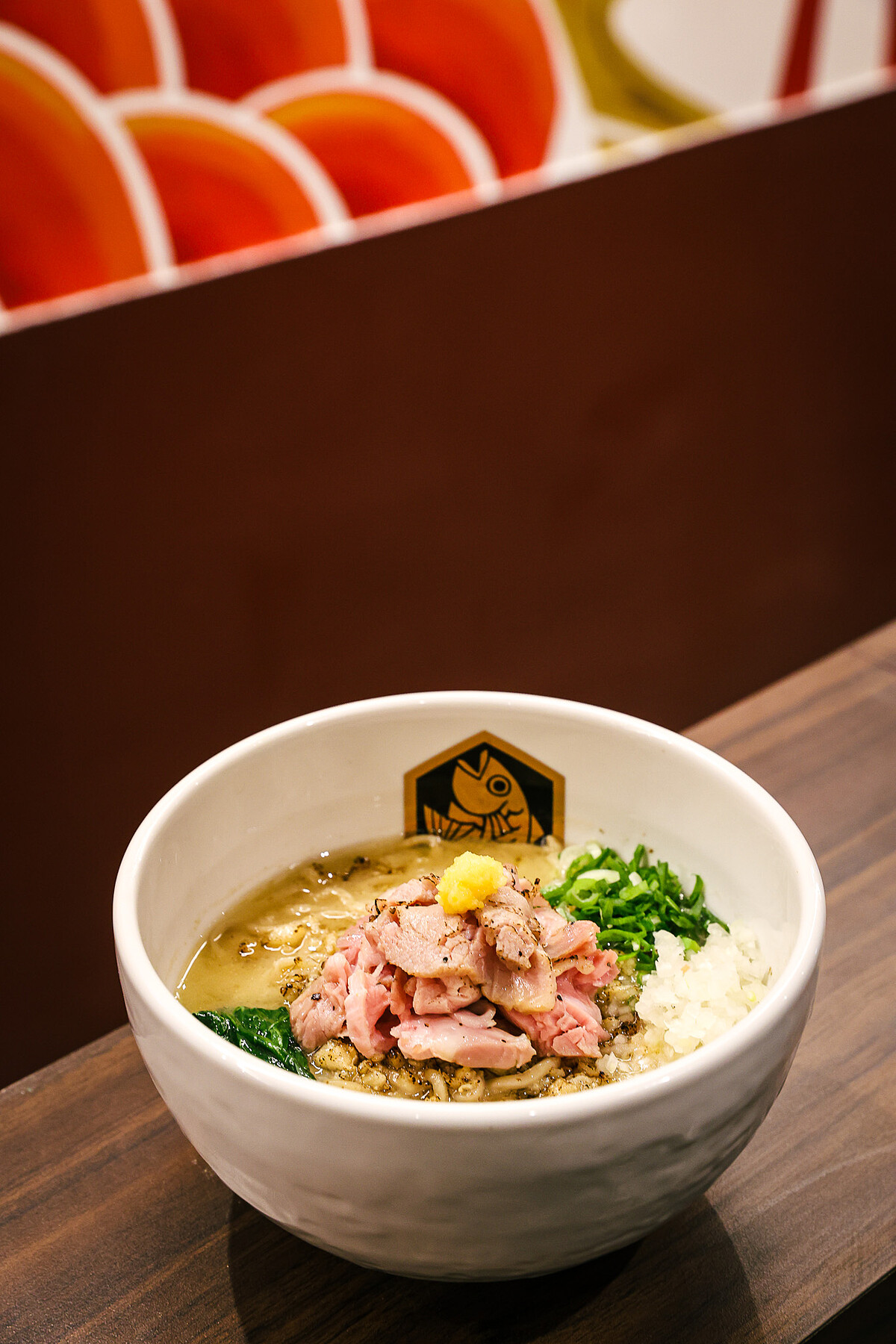 與台灣拉麵界指標性的製麵廠「虎軒製麵」共同研發,製作出四款專屬麵條,確保每根麵條都能完美掛湯、與個性鮮明的不同湯頭相融。