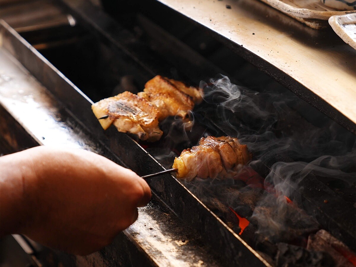「TORIMACHI」屬關東燒鳥流派，其多半以快速直火處理。
