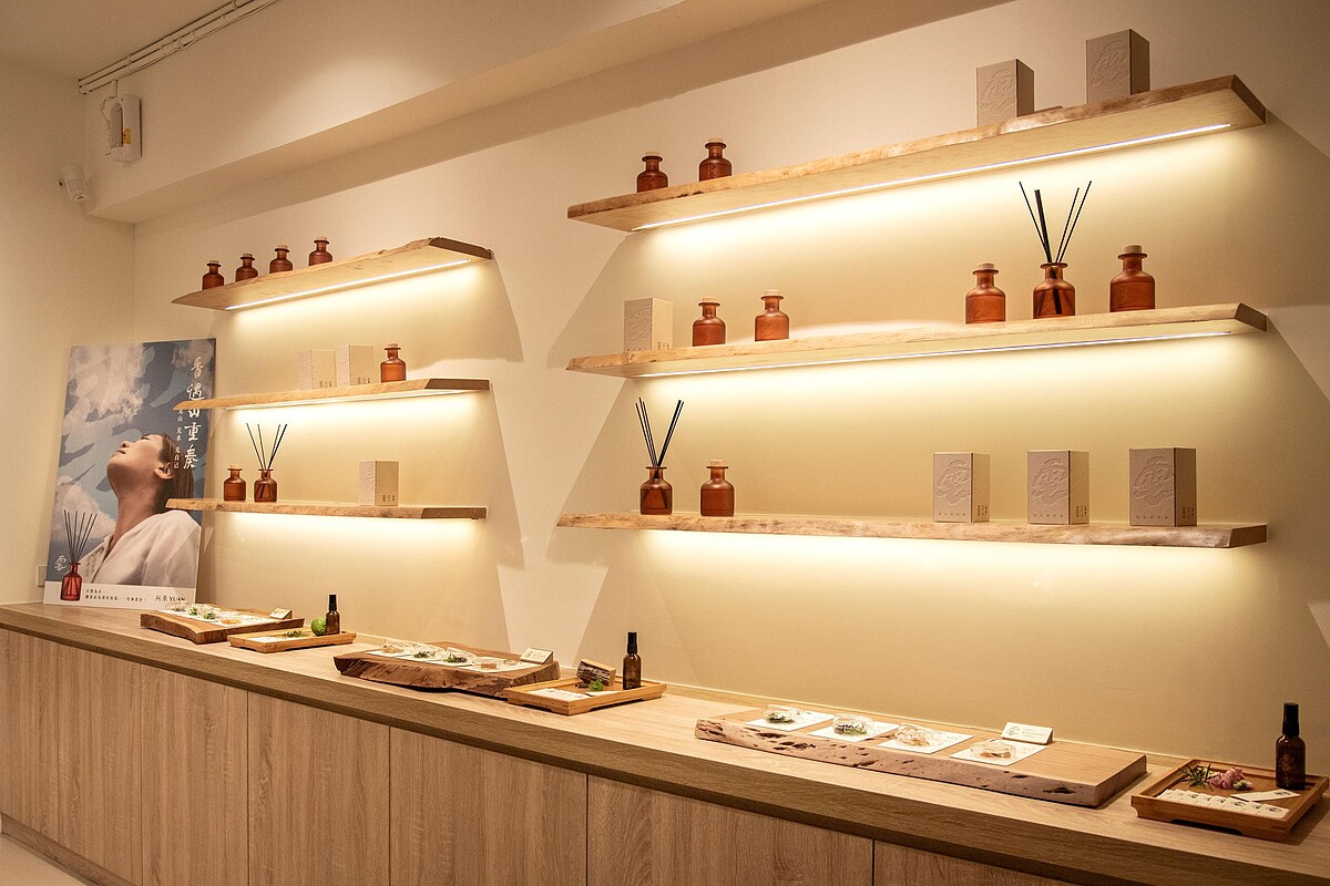 隱身台北松山區巷弄的《香寓8號》，以溫潤木質陳列勾勒靜謐舒適的感官空間。