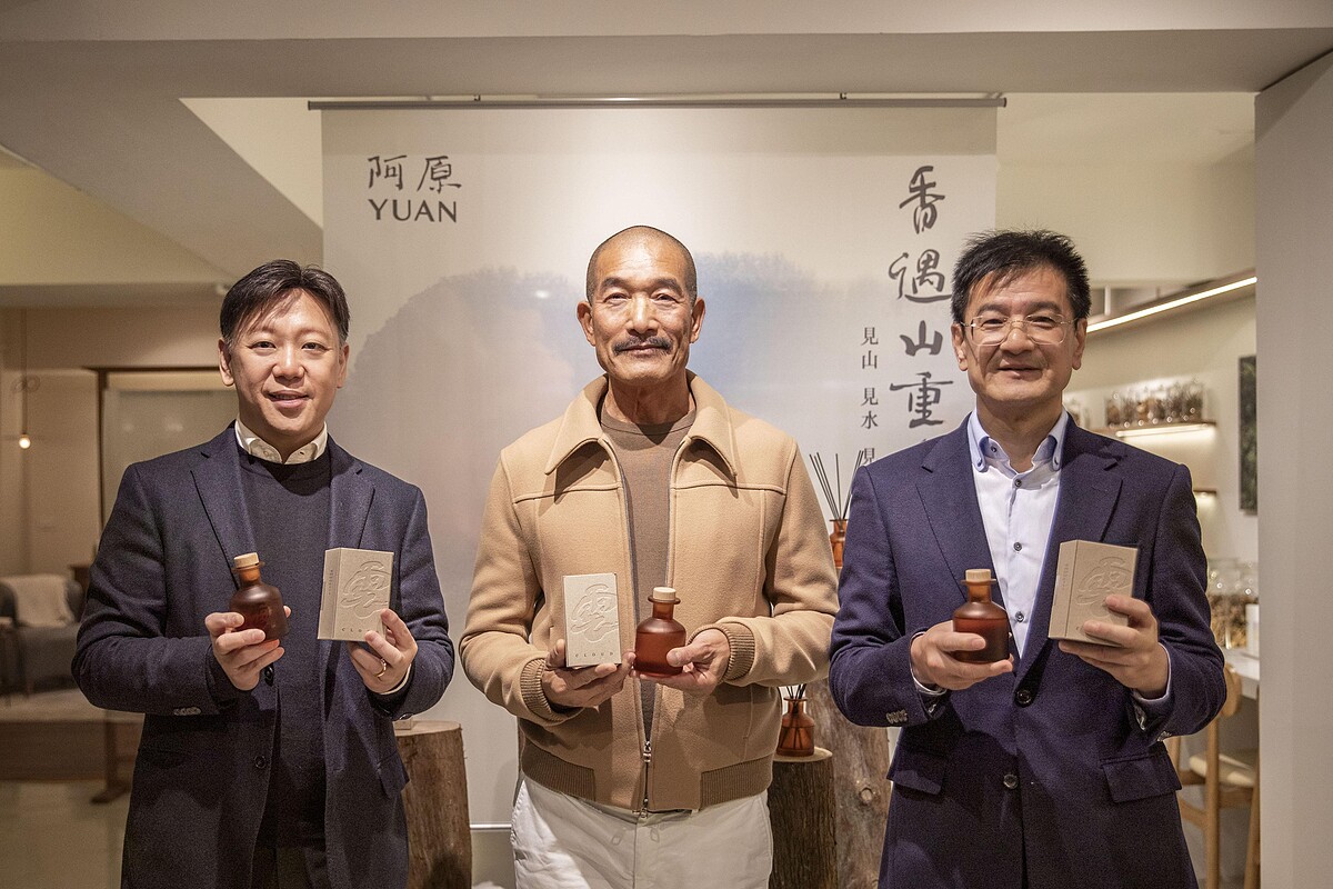 阿原董事長楊尚軒(左)、創辦人江榮原(中)，與總經理江榮華(右)，展示全新情境香氛系列「香遇山重奏」。