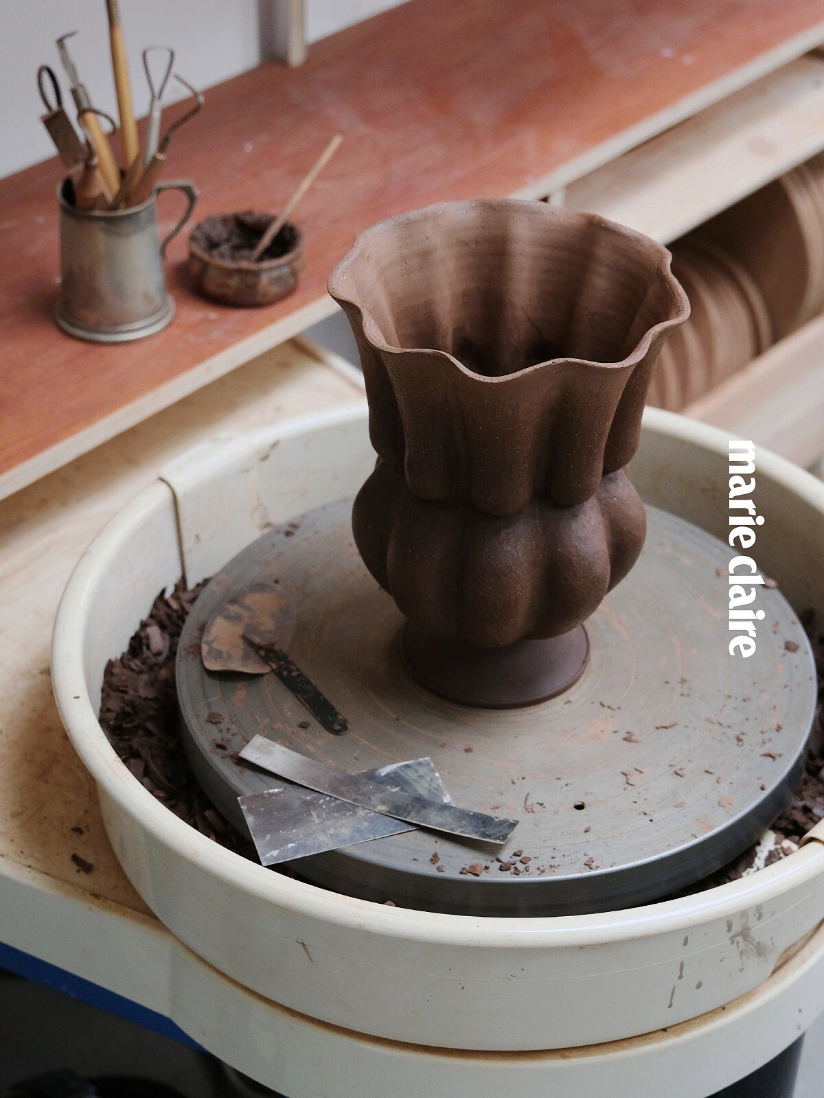 許多潛藏在心底、未必能清楚說出口的想法，有時很難用語言整理，但透過陶泥與雙手，反而能更真實地呈現內心深處的狀態。