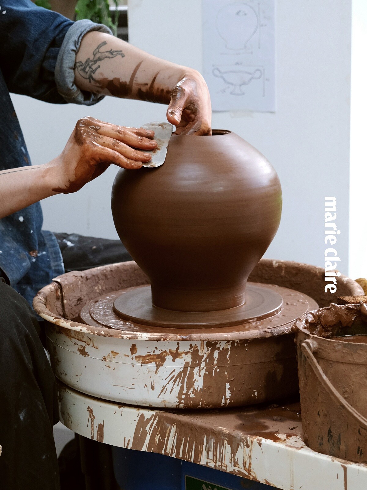 Jonathan 和 Crystal 在對話中使用「陶泥」來指陶藝創作中使用的 clay，這個詞多用於香港陶藝語境，著重材料在創作過程中的狀態與手感；而讀者常見的「陶土」則較常使用於台灣的教學或材料分類語境，偏向指材料本身。兩者在本文中多指同一種陶藝用材，僅在語感與使用情境上有所差異。