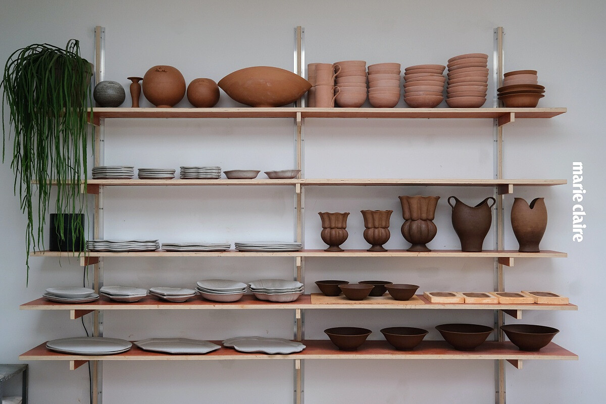 HAMA Pottery 的工作室就是 Jonathan 和 Crystal 的住家，架上放滿不同時期的作品，也代表著兩人在不同階段的故事。
