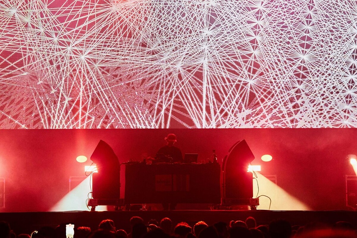 真鍋大度，《Phase Forms》，圖片授權：2025巴賽隆納S&oacute;nar電子音樂(@sonarfestival), Leafhopper (@leafhopperproject)。註：此為舊作參考圖。