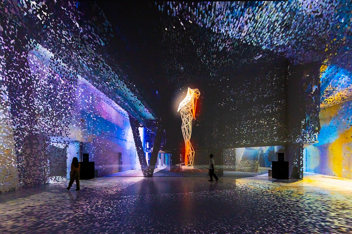 真鍋大度，2024 年 VS. 「Continuum Resonance 連續共鳴 」展覽現場。攝影 _ Muryo Homma (Rhizomatiks)