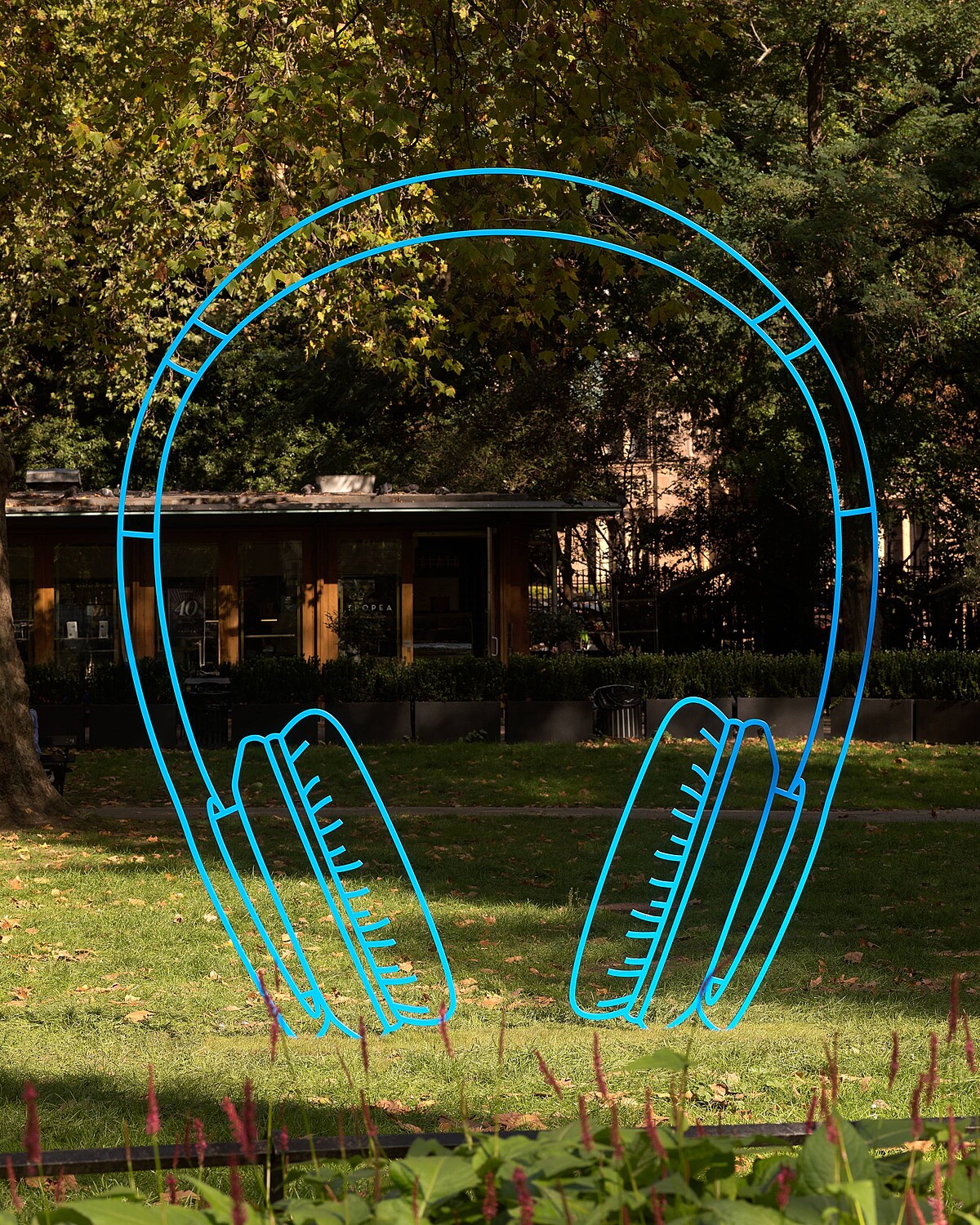 麥可.克雷格-馬丁《耳機(藍色)》,2020,粉體烤漆鋼材,333 × 274 × 6 cm,版數 3 + 1 AP © Michael Craig-Martin. 藝術家版權所有,攝影:Prudence Cuming Associates Ltd,圖片提供:高古軒。