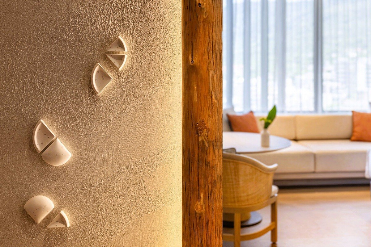 牆面上由臺灣陶藝家手燒的蘭花型態陶片。