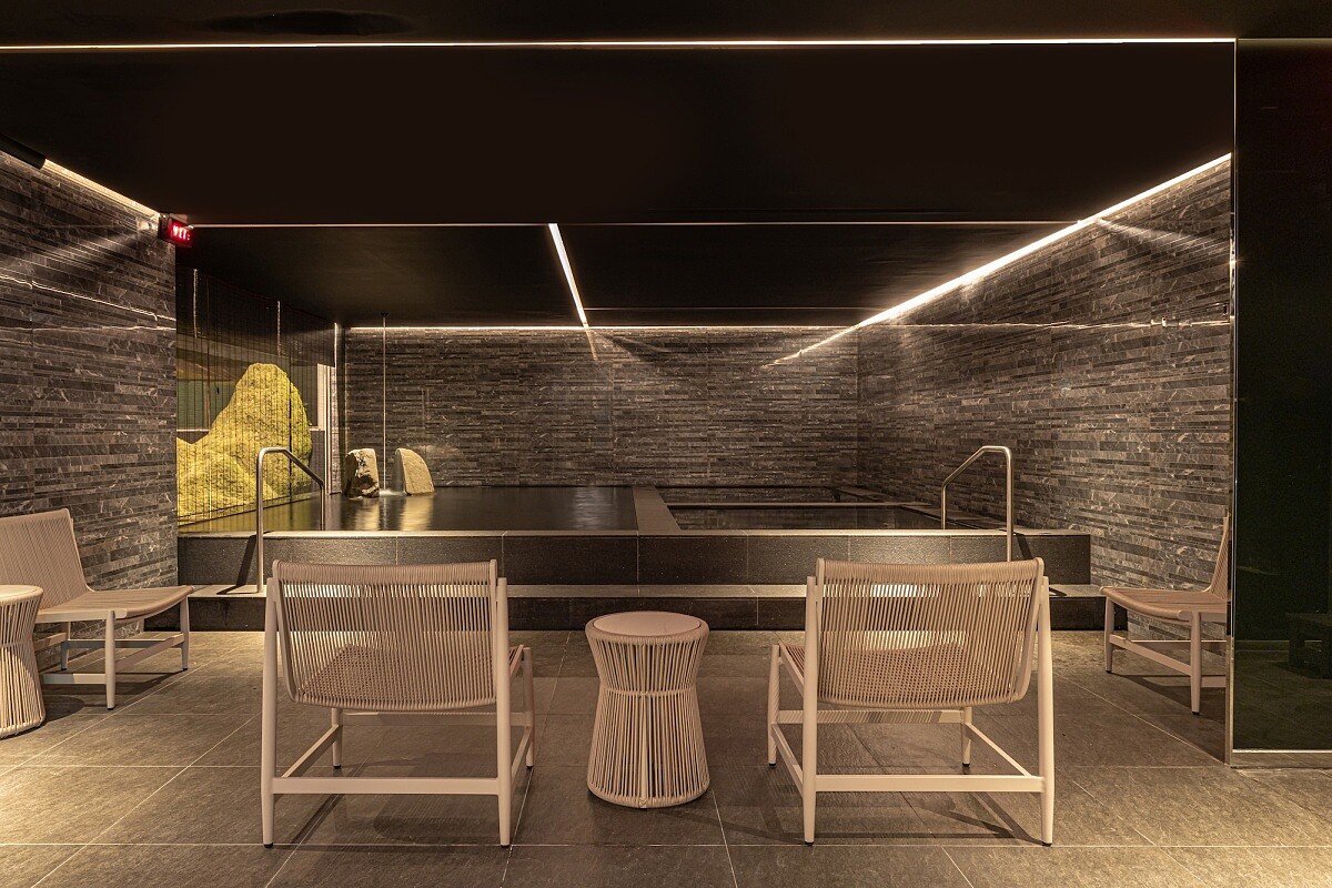 女用大眾風呂,以「山」造景展現空間。