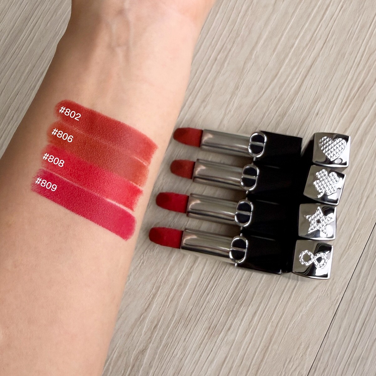 迪奧藍星唇膏典藏版手部試色。