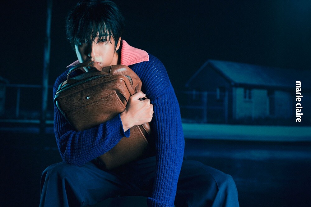 翻領針織衫、西裝長褲,all by Fendi;Grain後背包,Montblanc。