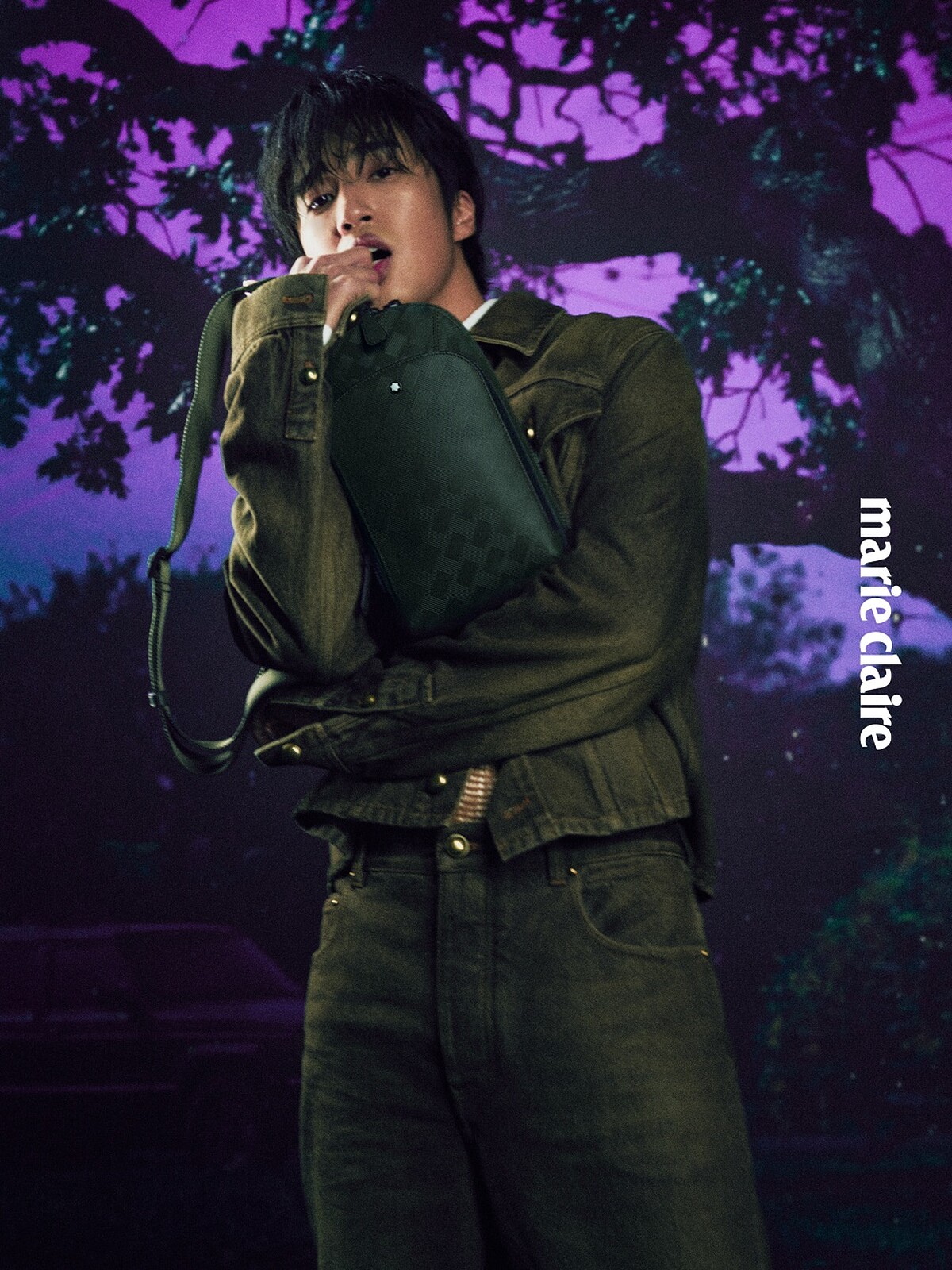 丹寧夾克、針織背心、刺繡襯衫、丹寧長褲,all by Louis Vuitton;Extreme 3.0 單肩包,Montblanc。