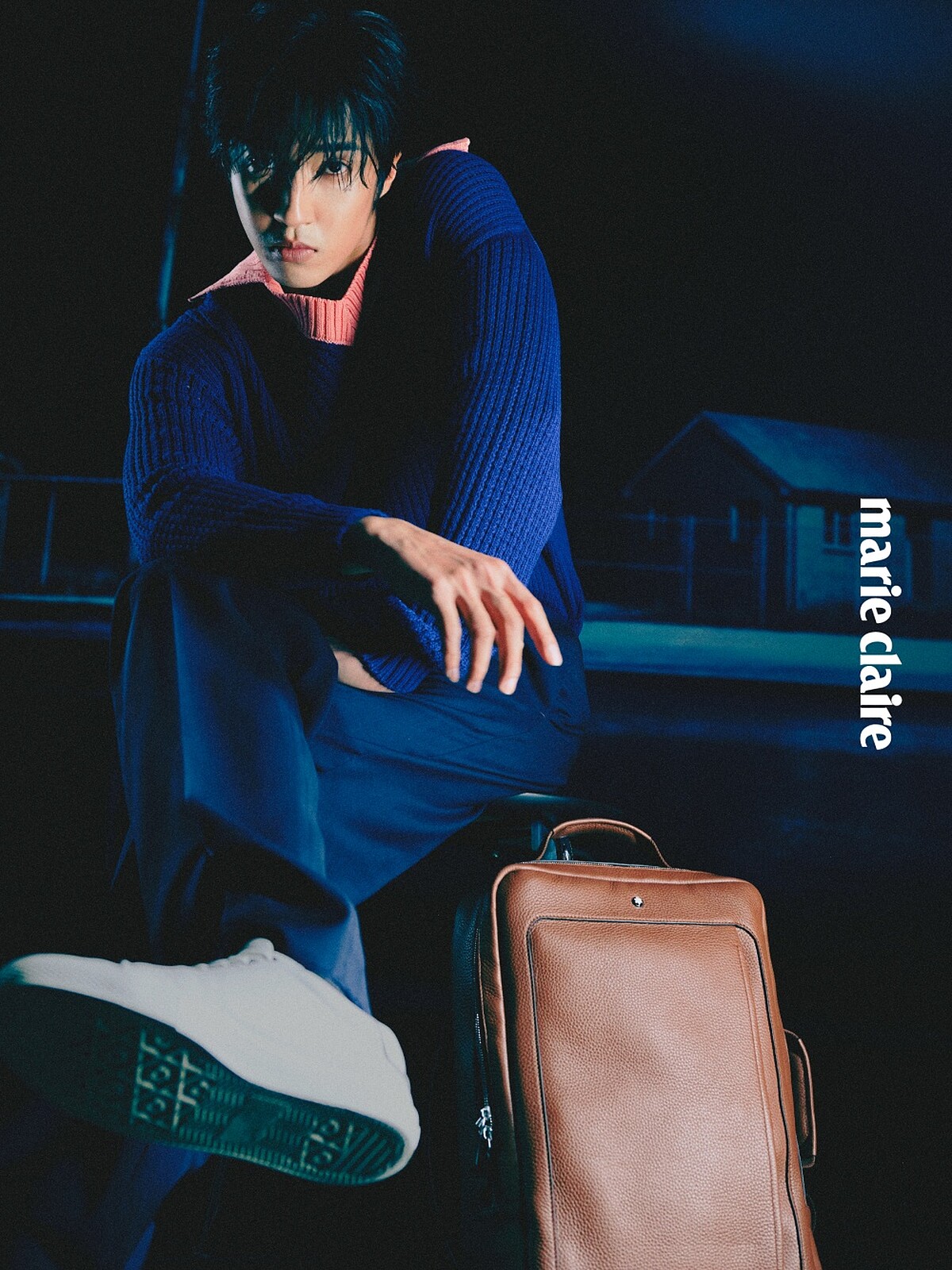 翻領針織衫、西裝長褲,all by Fendi;Grain後背包,Montblanc;皮革休閒鞋,Allsaints。