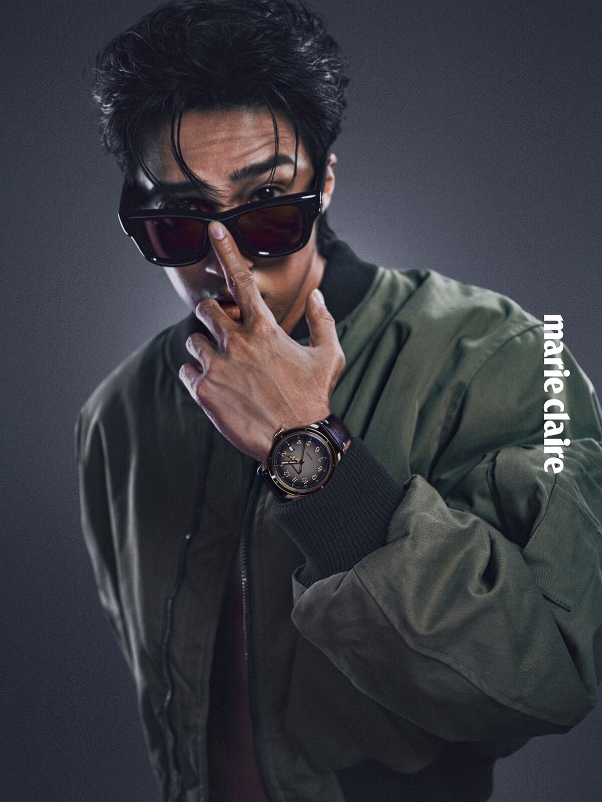 短版夾克,Peter Wu;Wayfarer Puffer太陽眼鏡,Ray-Ban;1858系列日期顯示自動零氧腕錶,Montblanc。