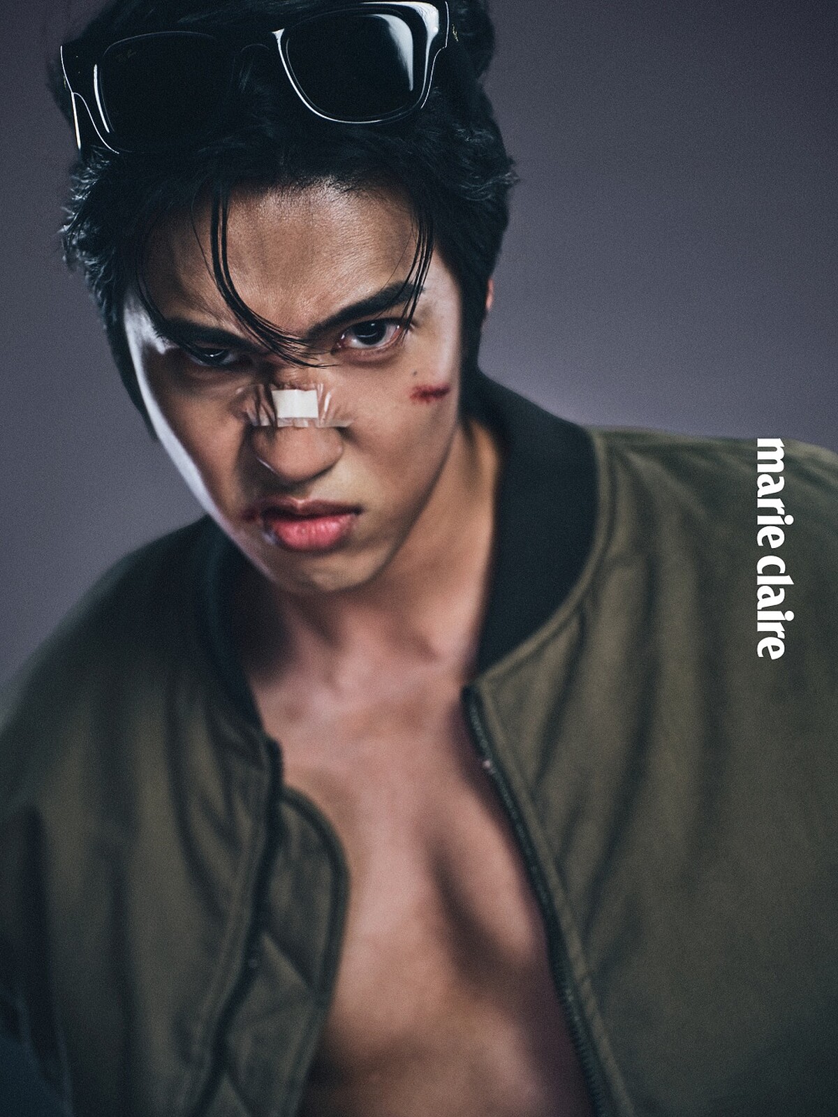 短版夾克,Peter Wu;Wayfarer Puffer太陽眼鏡,Ray-Ban。