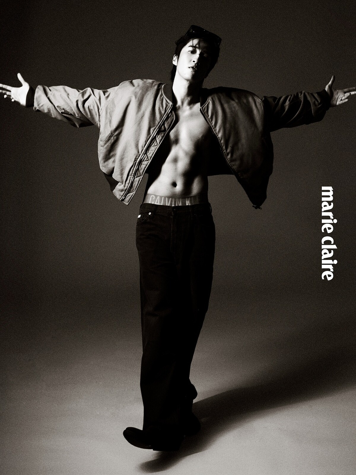 短版夾克,Peter Wu;黑色丹寧褲,Calvin Klein;皮革短靴,Allsaints;Wayfarer Puffer太陽眼鏡。