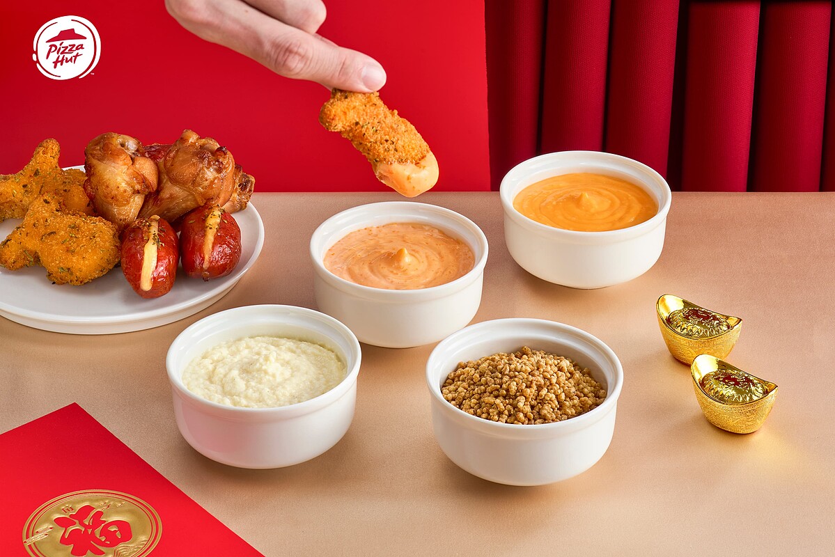 必勝客春節限定「一公尺派對盒 好運醬淋」加入明太子醬、義式白醬、切達起司醬及酥香脆粒，可自由混搭各式比薩、副食，輕鬆玩出百變吃法！（圖片來源／必勝客提供）