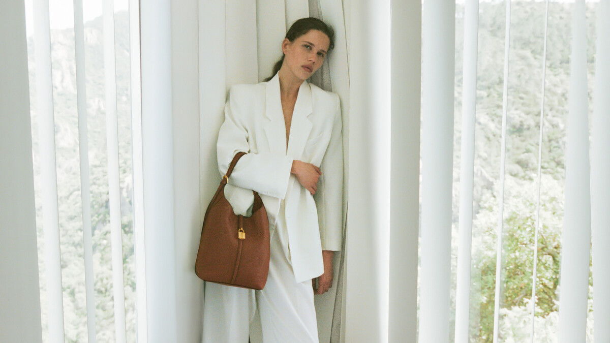 Siena Bucket Tan Small Grain