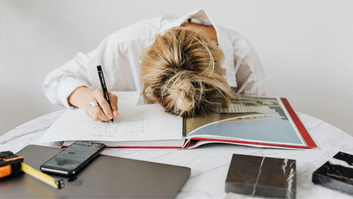 記憶力與工作能力退步？醫師提醒若有這4大徵兆，恐怕與早發性失智症有關