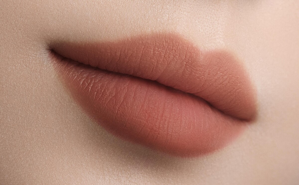 雅詩蘭黛絕對慾望霧面奶油唇頰霜 #658赤陶迷霧，NT1,500