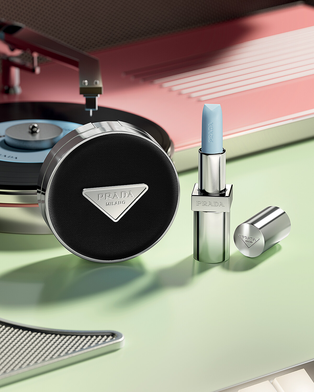 PRADA原生霧光尼龍氣墊粉餅，NT2,850、PRADA經典潤唇膏莫測藍，NT1,550