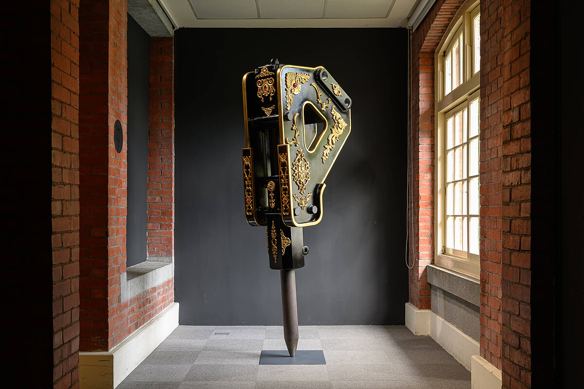 廖建忠《帝國三七式油壓破碎錘》展出現場。