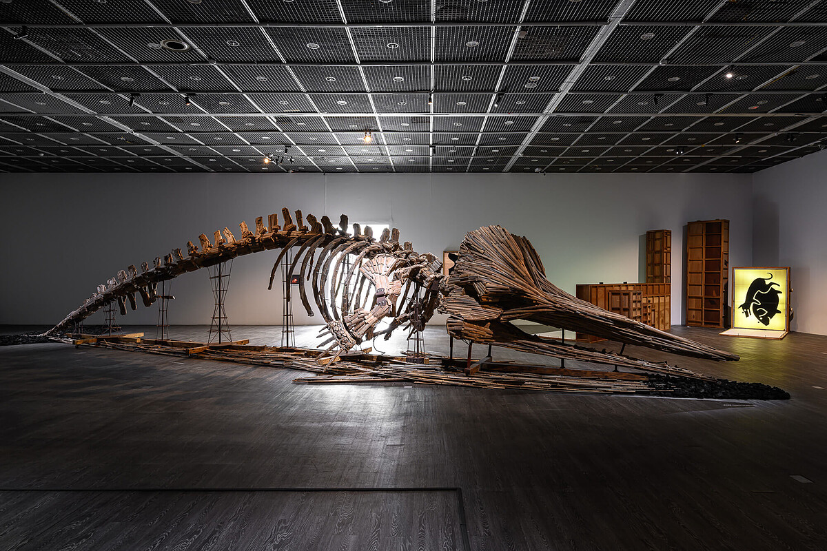 林純用《抹香鯨骨架》、劉秋兒《豆皮與圖抗系》展出現場。