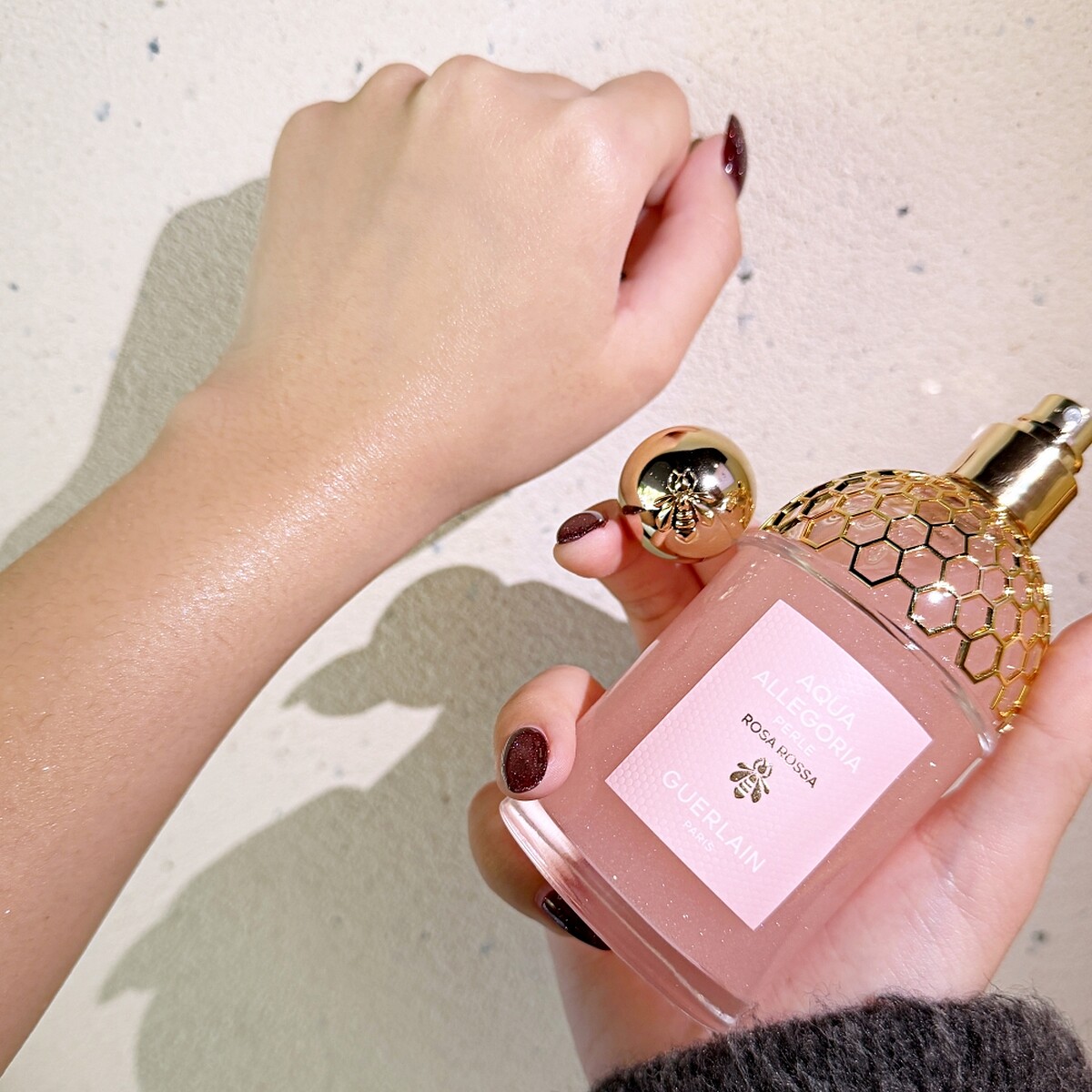 嬌蘭花草水語潤膚珍珠淡香精瓶身中有滿滿的藻萃微晶珍珠。