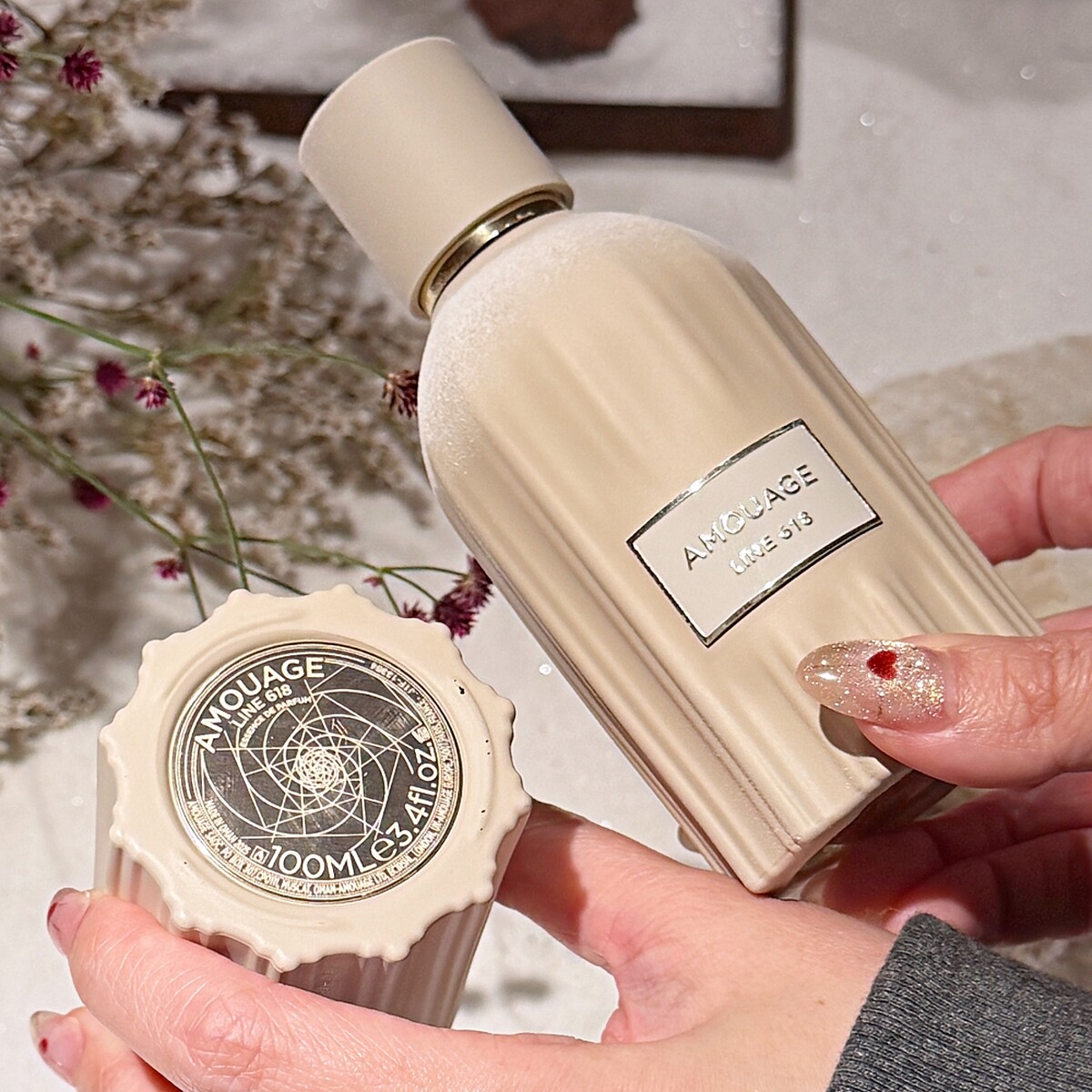AMOUAGE時光留韻系列的瓶底鑲嵌的金屬徽章為手工打造，呈現香氣的核心資訊，並以抽象、圖像化的方式描繪每款香氛所代表的幾何語彙。