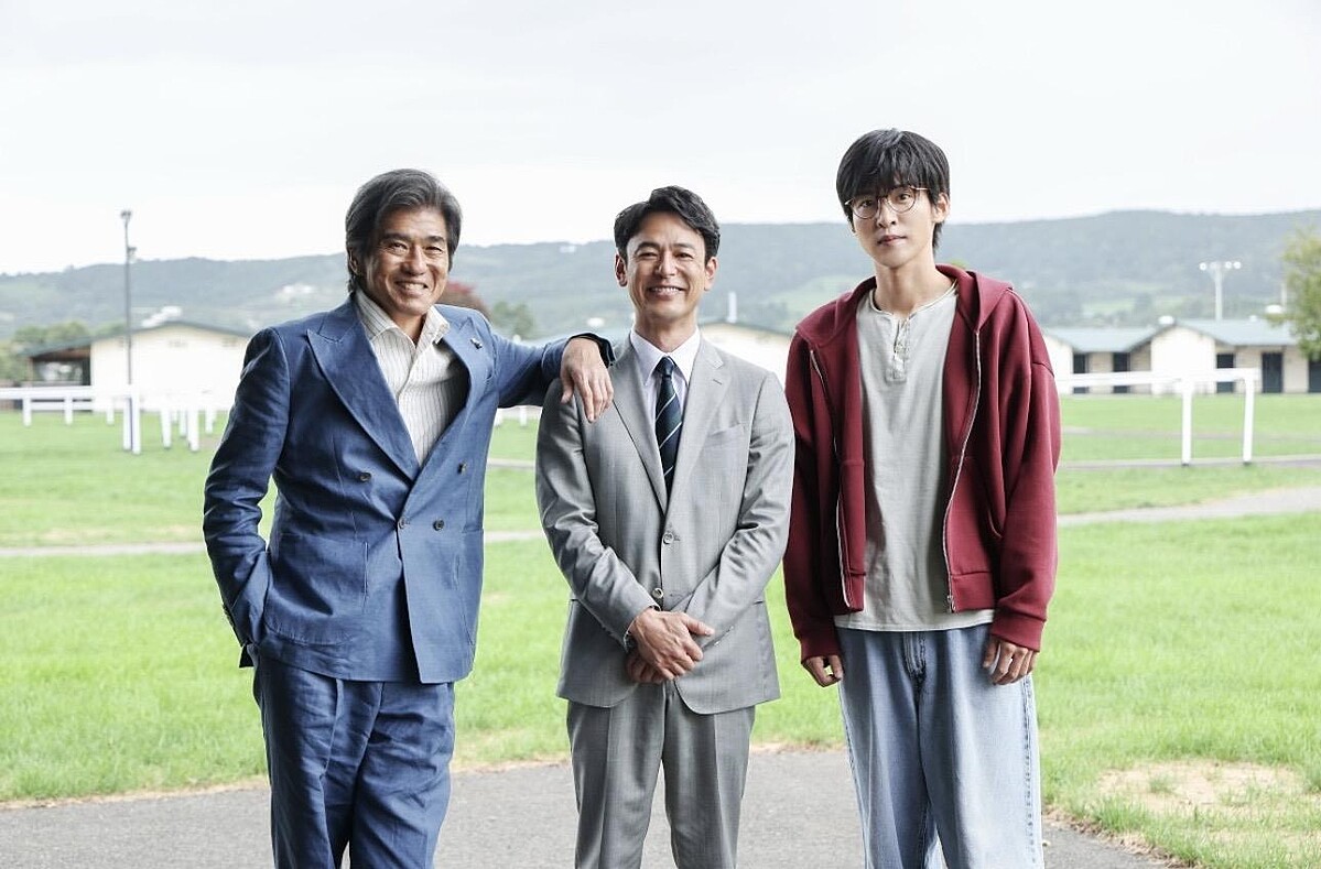 佐藤浩市（左起）、妻夫木聰及目黑蓮演出的《榮耀家族》，戲裡以馬為主角，是馬年必看日劇首推。