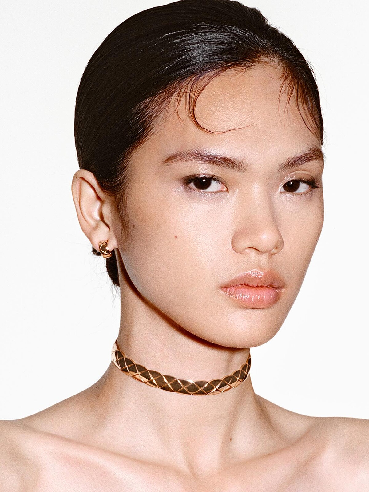 Chanel，Coco Crush柔軟頸鍊，18K Beige米色金菱格紋圖騰，建議售價NTD.1,083,000。