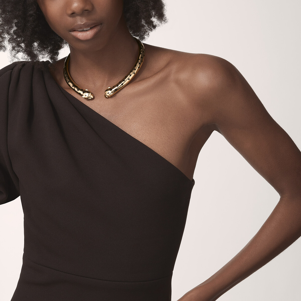 Cartier，Panth&egrave;re de Cartier美洲豹項圈項鍊（鉸接式），黃K金，縞瑪瑙、黑色真漆，鑲嵌4顆沙弗萊石，建議售價NTD.3,620,000。