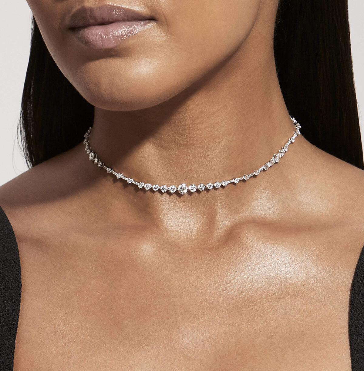 De Beers，Arpeggia白金頸鍊&髮飾，18K白金，鑲嵌鑽石，建議售價NTD.1,580,000。